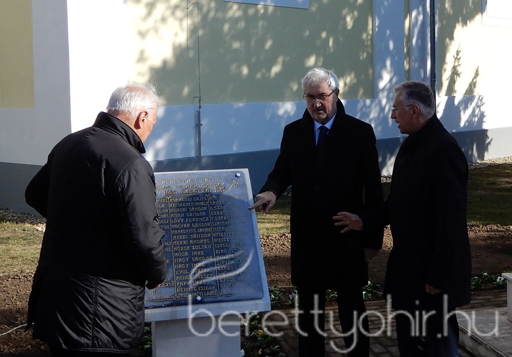 Emléktábla avatás 09